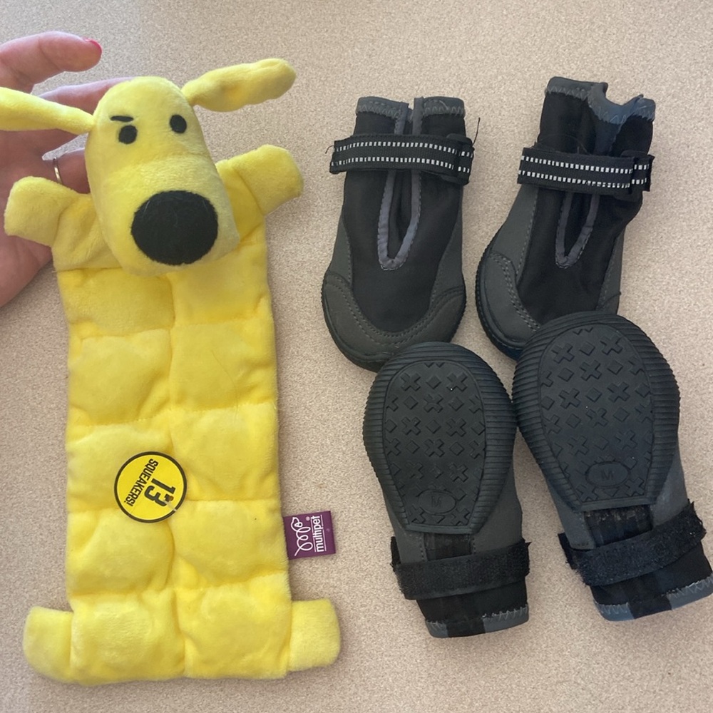 dog boots size medium EUC yellow comes with a new dog toy